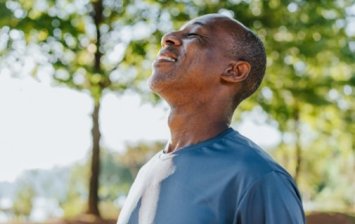 Homme heureux qui connaît sa date de départ à la retraite