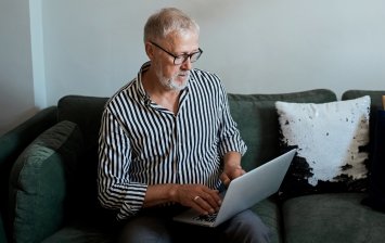 homme senior qui prépare son dossier retraite