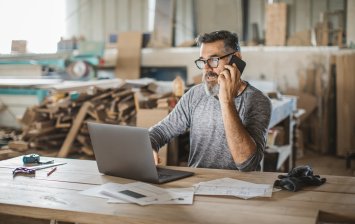 Travailleur indépendant qui compare des contrats de mutuelle santé