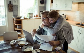 couple qui pense aux garanties à privilégier pour leur mutuelle retraite