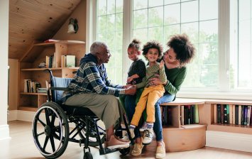 femme handicapée souriante accompagnée d’aidants familiaux