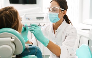 dentiste en train de soigne un patient