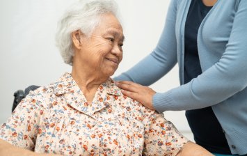 aidant familial qui soutient une personne âgée
