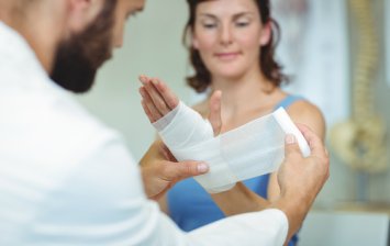 médecin qui soigne la brûlure d’une patiente  