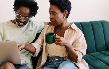 couple qui se renseigne sur l’espace numérique Mon espace santé