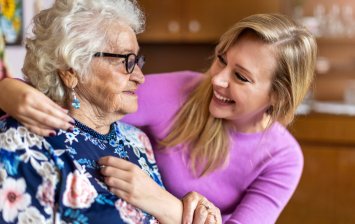 femme senior qui s’informe sur les aides auditives