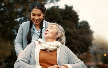 femme senior qui parle des directives anticipées