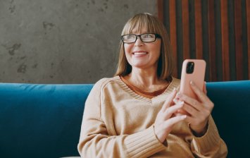 femme qui pense aux avantages de sa complémentaire santé