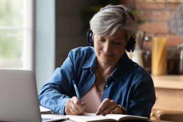 formation-femme-senior femme-senior-formation-ordinateur
