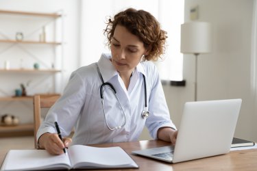 dossier-medical femme medecin dossier medical