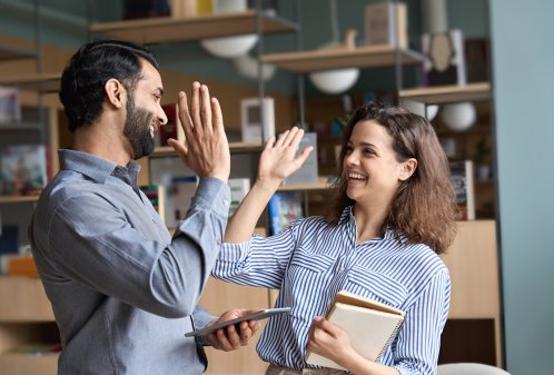 deux adultes heureux se tapant dans la main
