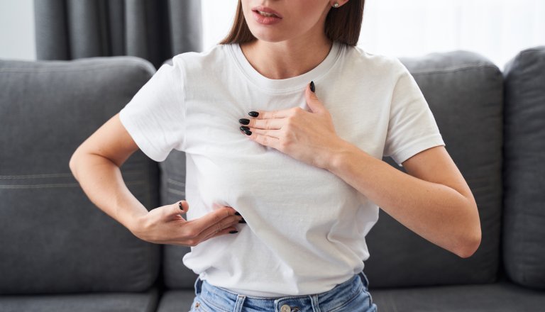 signes-cancer-sein femme palpation poitrine cancer sein