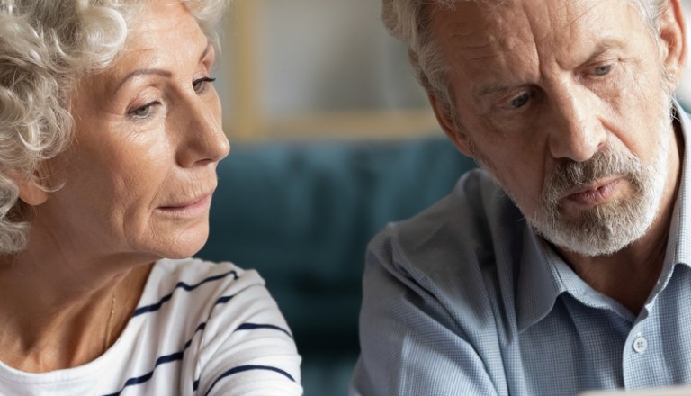 analyse-devis-conseils couple senior ordinateur devis calcul