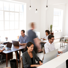 Jeunes collègues en entreprise travaillant dans un open space