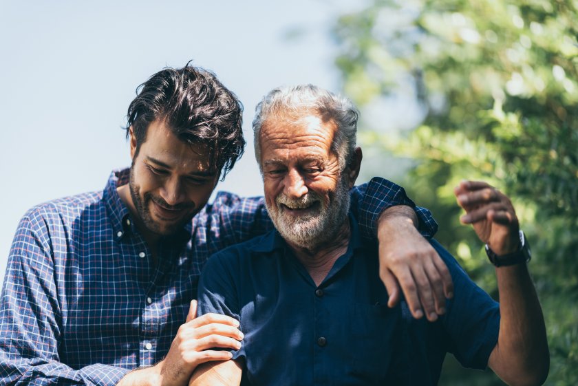 Un senior heureux qui prépare sa retraite avec son fils