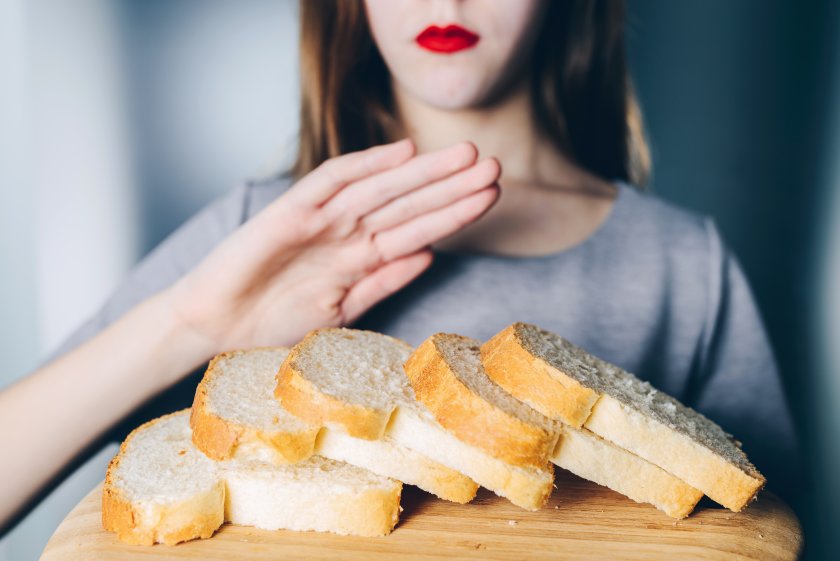 Jeune femme pain blanc intolérance gluten