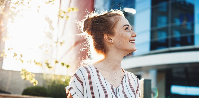 Jeune femme rousse soleil