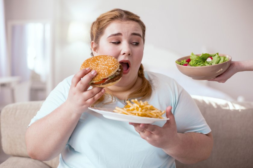 cholesterol alimentation femme burger salade