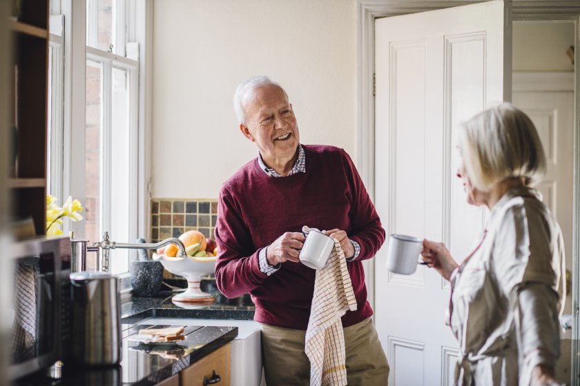 couple senior cuisine adaptation logement