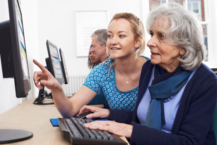 Personne qui se fait aider par une autre personne en informatique