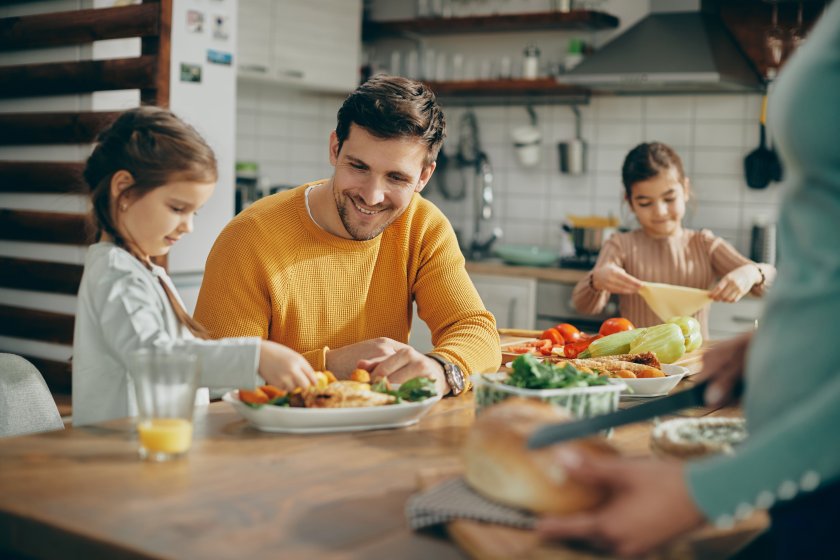 couple avec enfants qui dejeunent a table