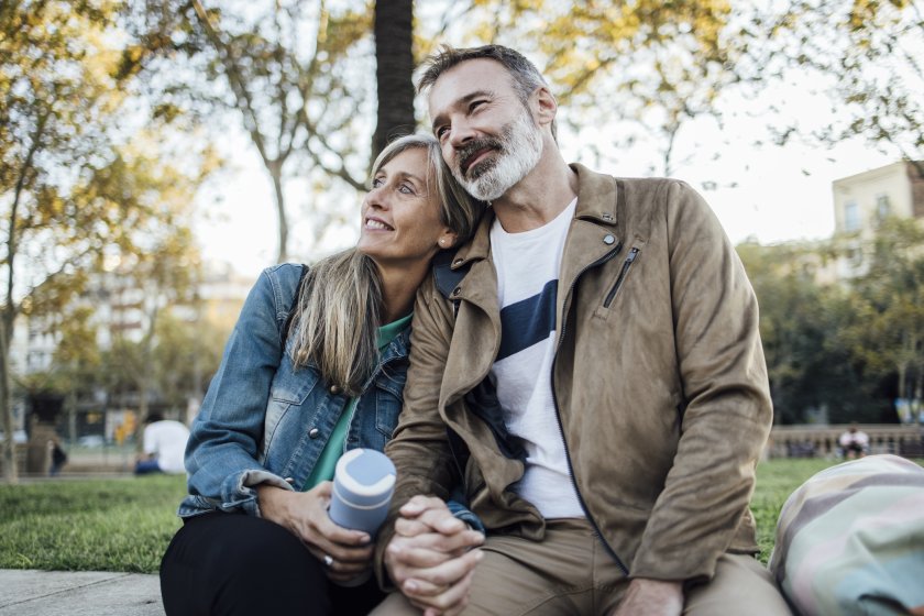 Couple senior heureux qui pense à son assurance santé 