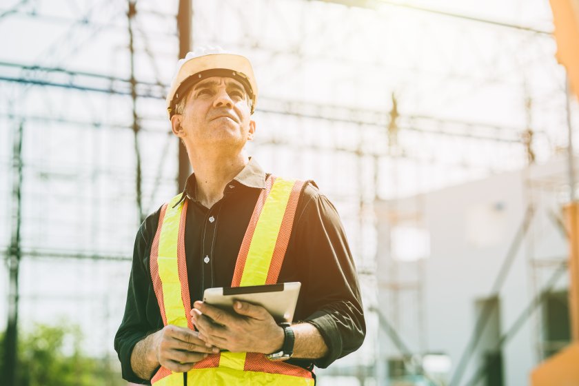 Travailleur indépendant qui pense à son assurance accidents