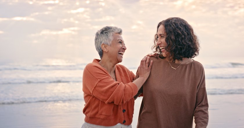 Femmes seniors heureuses qui pensent à la meilleure mutuelle