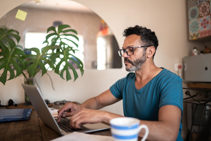 Homme qui réfléchit aux avantages de sa mutuelle senior