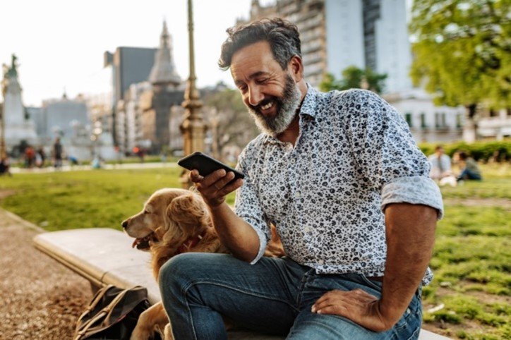 Homme heureux connecté aux réseaux sociaux 