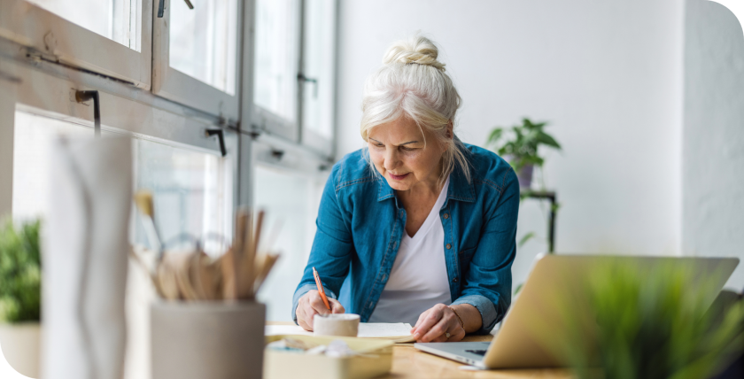 Senior qui prépare sa retraite avec un bullet journal