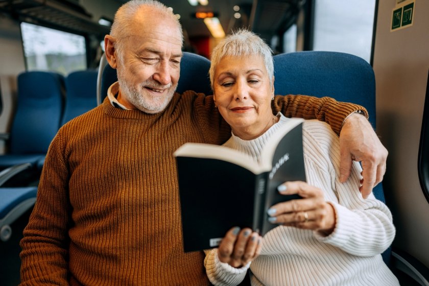 Retraités qui voyagent en train pendant leurs vacances