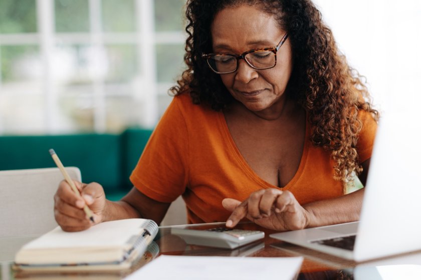 Femme senior qui calcule le montant de sa retraite