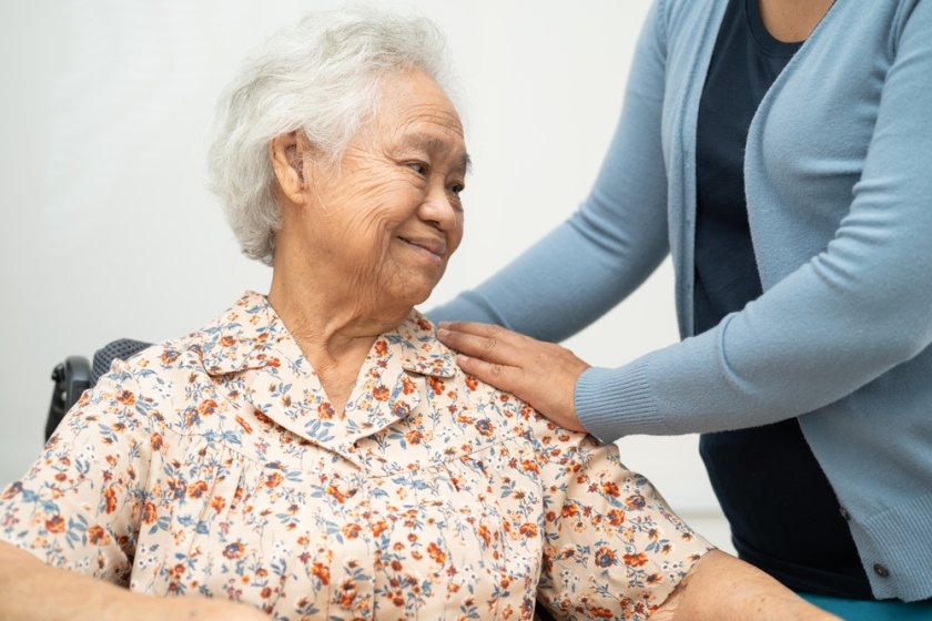 aidant familial qui soutient une personne âgée
