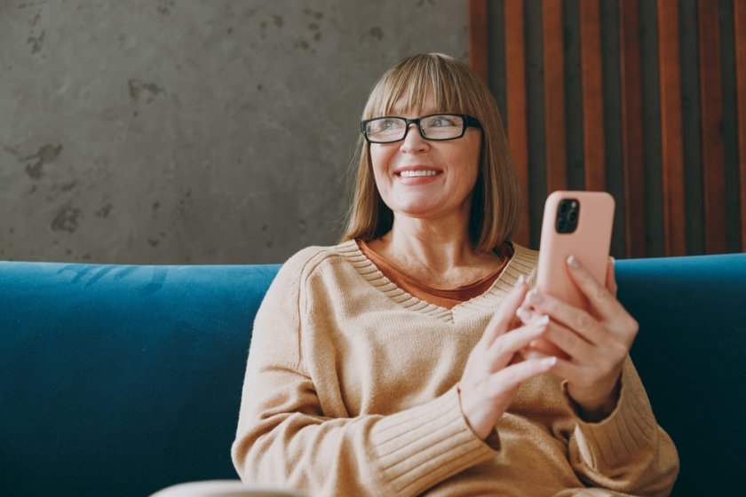femme qui pense aux avantages de sa complémentaire santé