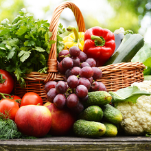 légumes bio frais dans un panier en osier dans le jardin