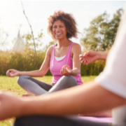 Groupe de femme dehors en train de faire de la méditation