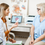 femme d’âge mur en train de parler avec une ophtalmologue pendant une consultation médicale 